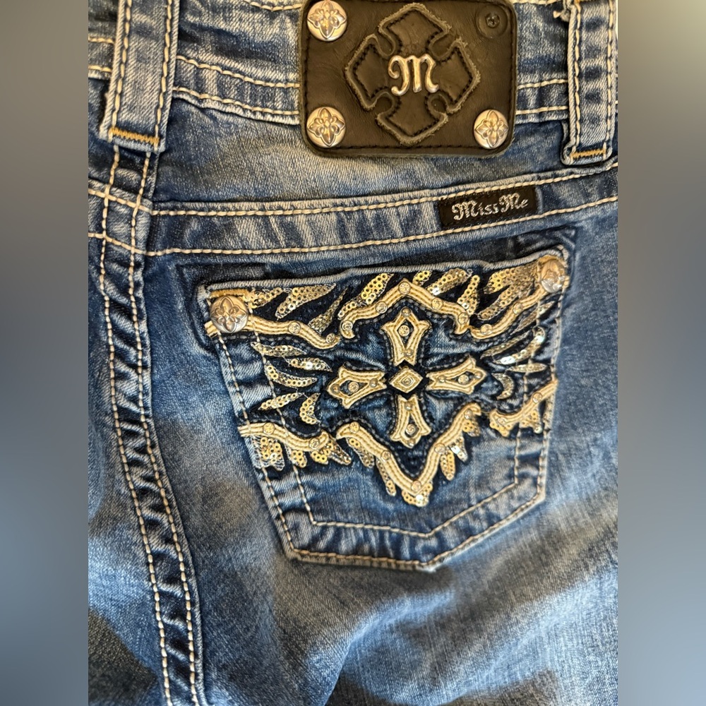 Y2K Miss Me Jeans signature rise boot 
Size 27 STYLE NO: JW5937B